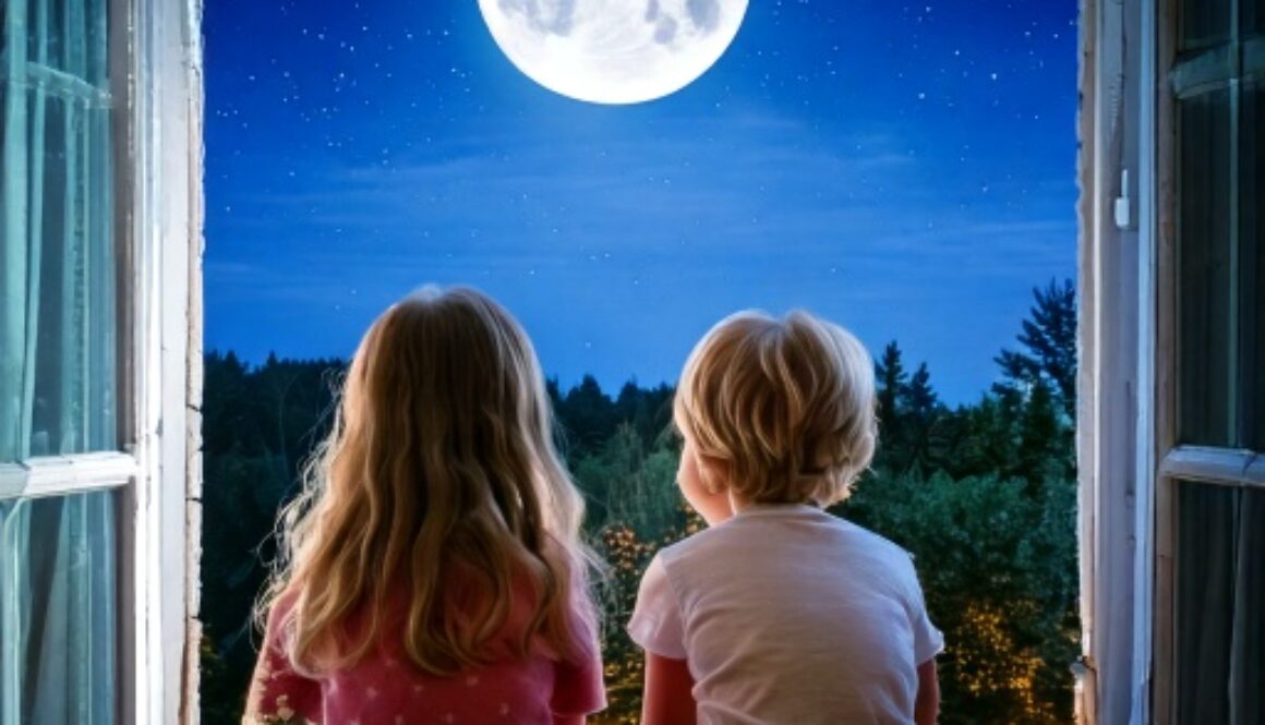 Barn och fullmåne i försommarnatten 2025